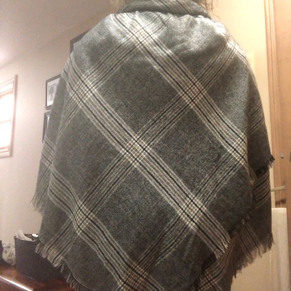 Ladies soft cape/wrap with buttons - Picture 5 of 6